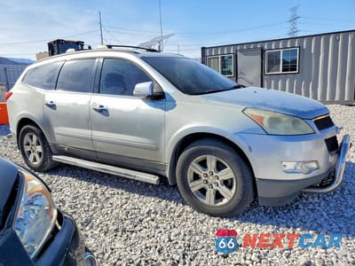 Czwarte zdjęcie samochodu z boku: 2011 CHEVROLET TRAVERSE LT VIN:1GNKVGED8BJ179424 - miniatura