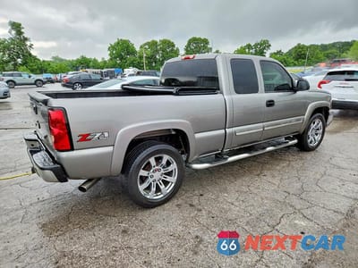 Trzecie zdjęcie samochodu z tyłu: 2006 CHEVROLET SILVERADO K1500 VIN:1GCEK19ZX6Z141640 - miniatura