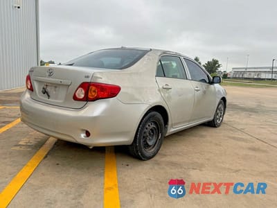 Czwarte zdjęcie samochodu z boku: 2010 TOYOTA COROLLA LE VIN:1NXBU4EE6AZ308627 - miniatura