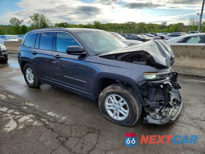 Czwarte zdjęcie samochodu z boku: 2024 JEEP GRAND CHEROKEE LAREDO VIN:1C4RJHAG6RC254841 - miniatura