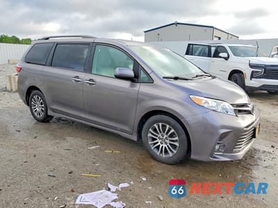 Czwarte zdjęcie samochodu z boku: 2018 TOYOTA SIENNA XLE 8-PASSENGER VIN:5TDYZ3DC8JS910525 - miniatura