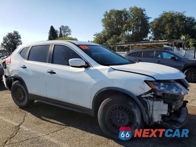 Czwarte zdjęcie samochodu z boku: 2017 NISSAN ROGUE S VIN:KNMAT2MT2HP547396 - miniatura
