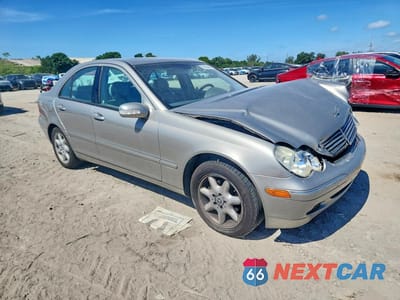 Czwarte zdjęcie samochodu z boku: 2004 MERCEDES-BENZ C 240 VIN:WDBRF61J14E016103 - miniatura