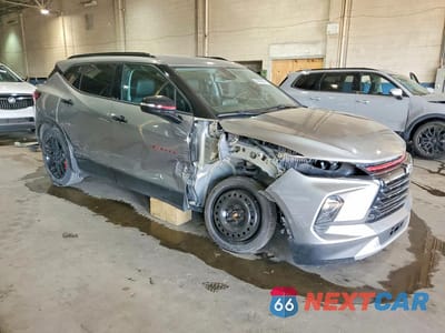 Czwarte zdjęcie samochodu z boku: 2023 CHEVROLET BLAZER 3LT VIN:3GNKBDRS3PS207149 - miniatura