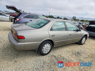 Trzecie zdjęcie samochodu z tyłu: 1999 TOYOTA CAMRY LE VIN:4T1BG22K5XU528985 - miniatura
