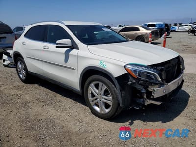 Czwarte zdjęcie samochodu z boku: 2015 MERCEDES-BENZ GLA 250 VIN:WDCTG4EB8FJ142328 - miniatura