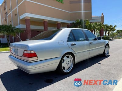 Czwarte zdjęcie samochodu z boku: 1999 MERCEDES-BENZ S 500 VIN:WDBGA51GXXA426429 - miniatura