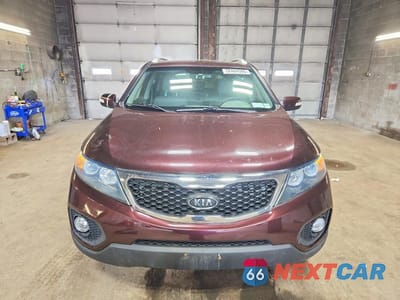 Piąte zdjęcie samochodu w środku: 2013 KIA SORENTO LX VIN:5XYKT3A66DG399503 - miniatura