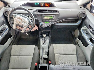 Zdjęcie 8 z 12 samochodu: 2013 TOYOTA PRIUS C TWO VIN:JTDKDTB31D1044854 - miniatura