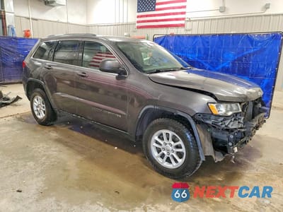 Czwarte zdjęcie samochodu z boku: 2018 JEEP GRAND CHEROKEE LAREDO VIN:1C4RJFAG8JC378408 - miniatura