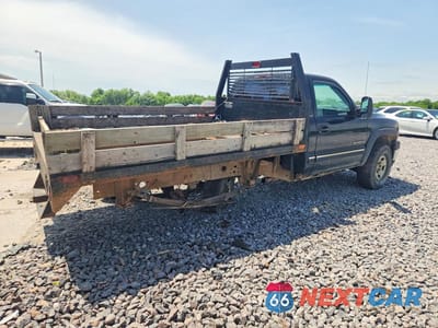 Trzecie zdjęcie samochodu z tyłu: 2001 CHEVROLET SILVERADO K2500 HEAVY DUTY VIN:1GCHK24U71E132795 - miniatura