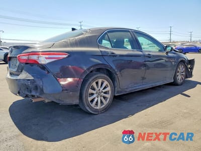 Trzecie zdjęcie samochodu z tyłu: 2020 TOYOTA CAMRY LE VIN:4T1C11AK6LU342044 - miniatura
