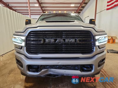 Piąte zdjęcie samochodu w środku: 2023 RAM 2500 LARAMIE VIN:3C6UR5FJXPG592315 - miniatura