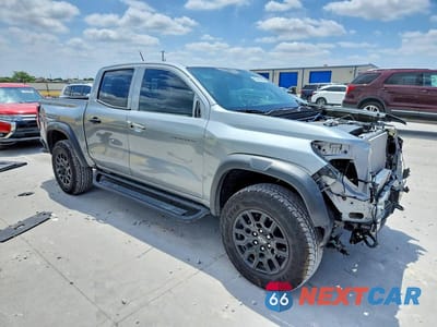 Czwarte zdjęcie samochodu z boku: 2025 CHEVROLET COLORADO TRAIL BOSS VIN:1GCPTEEK3S1182898 - miniatura