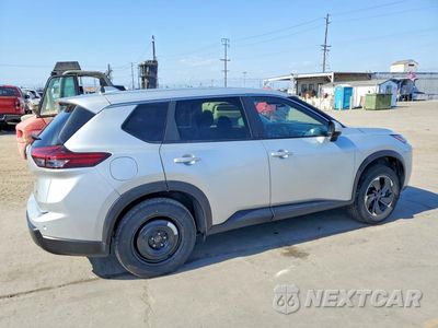 Trzecie zdjęcie samochodu z tyłu: 2025 NISSAN ROGUE S KROM VIN:JN8BT3BB1SW155807 - miniatura