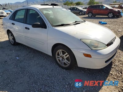 Czwarte zdjęcie samochodu z boku: 2002 FORD FOCUS VIN:1FAFP34362W154388 - miniatura