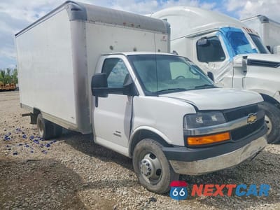 Czwarte zdjęcie samochodu z boku: 2019 CHEV EXPRESS G4500 VIN:1HA6GUCG3KN010657 - miniatura