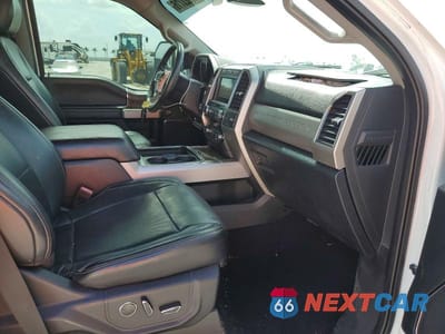 Piąte zdjęcie samochodu w środku: 2019 FORD F350 SUPER DUTY VIN:1FT8W3BT3KEE18472 - miniatura