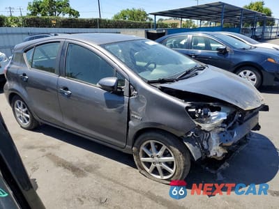 Czwarte zdjęcie samochodu z boku: 2016 TOYOTA PRIUS C THREE VIN:JTDKDTB30G1135490 - miniatura