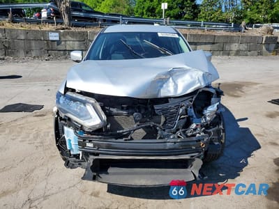Piąte zdjęcie samochodu w środku: 2017 NISSAN ROGUE S VIN:JN8AT2MV3HW250357 - miniatura