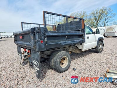 Trzecie zdjęcie samochodu z tyłu: 2006 CHEVROLET SILVERADO DUMP TRUCK VIN:1GBJC34DX6E241218 - miniatura