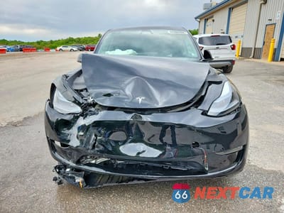 Piąte zdjęcie samochodu w środku: 2025 TESLA MODEL Y VIN:7SAYGDEE9SA355960 - miniatura