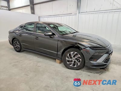 Czwarte zdjęcie samochodu z boku: 2026 HYUNDAI SONATA HYBRID BLUE VIN:KMHL24JJ9TA161124 - miniatura