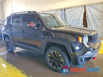 Czwarte zdjęcie samochodu z boku: 2023 JEEP RENEGADE TRAILHAWK VIN:ZACNJDC16PPP30138 - miniatura
