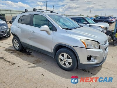 Czwarte zdjęcie samochodu z boku: 2015 CHEVROLET TRAX 1LT VIN:3GNCJRSB5FL245893 - miniatura