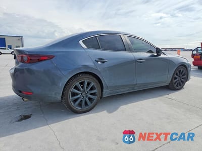 Trzecie zdjęcie samochodu z tyłu: 2023 MAZDA 3 PREFERRED VIN:3MZBPBCM7PM358523 - miniatura