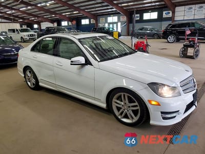 Czwarte zdjęcie samochodu z boku: 2013 MERCEDES-BENZ C 300 4MATIC VIN:WDDGF8AB4DR256161 - miniatura
