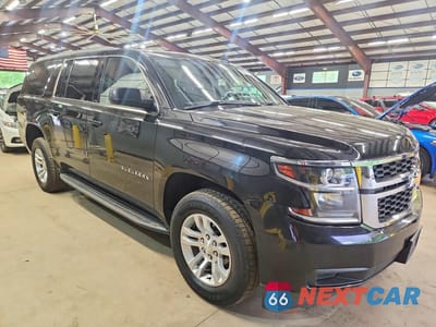 Czwarte zdjęcie samochodu z boku: 2019 CHEVROLET SUBURBAN K1500 LS VIN:1GNSKGKC7KR312602 - miniatura