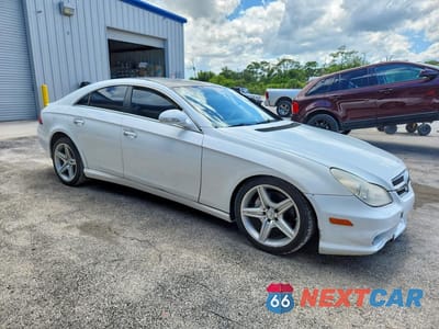 Czwarte zdjęcie samochodu z boku: 2008 MERCEDES-BENZ CLS 550 VIN:WDDDJ72X68A135898 - miniatura