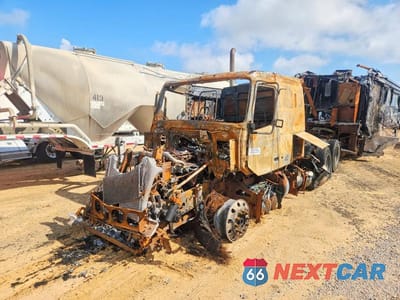 Drugie zdjęcie samochodu z przodu: 2013 VOLVO VN VNL VIN:4V4NC9TG6DN558166 - miniatura