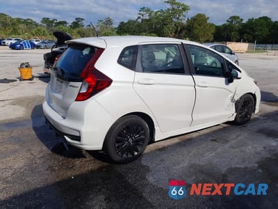 Trzecie zdjęcie samochodu z tyłu: 2018 HONDA FIT SPORT VIN:3HGGK5G60JM706790 - miniatura