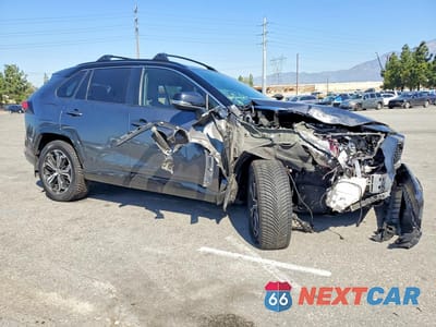 Czwarte zdjęcie samochodu z boku: 2023 TOYOTA RAV4 PRIME XSE VIN:JTMEB3FV0PD144056 - miniatura