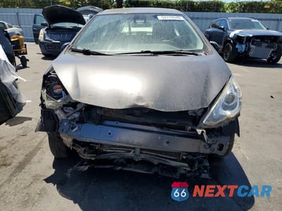 Piąte zdjęcie samochodu w środku: 2016 TOYOTA PRIUS C THREE VIN:JTDKDTB30G1135490 - miniatura