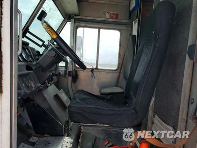 Zdjęcie 7 z 13 samochodu: 2000 FREIGHTLINER MT45 CHASSIS DELIVERY TRUCK VIN:4UZA4FA46YCF82045 - miniatura