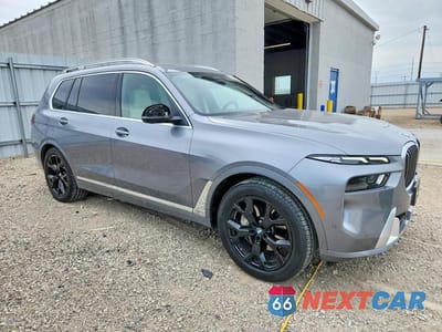 Czwarte zdjęcie samochodu z boku: 2025 BMW X7 XDRIVE40I VIN:5UX23EM01S9Z89639 - miniatura