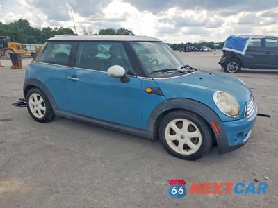 Czwarte zdjęcie samochodu z boku: 2008 MINI COOPER VIN:WMWMF335X8TT67133 - miniatura