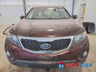 Piąte zdjęcie samochodu w środku: 2013 KIA SORENTO LX VIN:5XYKT3A68DG382895 - miniatura