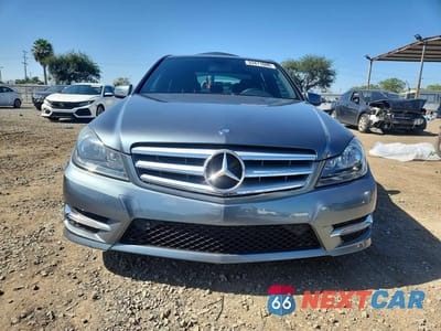 Piąte zdjęcie samochodu w środku: 2012 MERCEDES-BENZ C 250 VIN:WDDGF4HB8CR228568 - miniatura