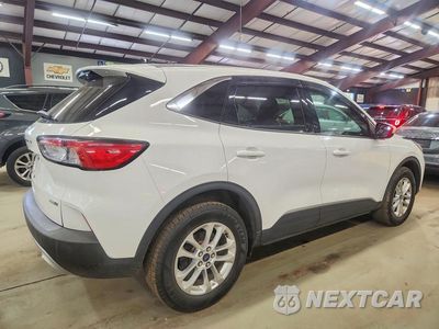 Trzecie zdjęcie samochodu z tyłu: 2020 FORD ESCAPE SE VIN:1FMCU9G64LUA64812 - miniatura