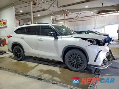 Czwarte zdjęcie samochodu z boku: 2023 TOYOTA HIGHLANDER XSE VIN:5TDKDRAH3PS508265 - miniatura