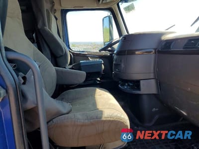Piąte zdjęcie samochodu w środku: 2016 VOLVO VN VNL VIN:4V4NC9TH3GN938613 - miniatura