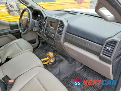 Piąte zdjęcie samochodu w środku: 2020 FORD F550 SUPER DUTY VIN:1FDUF5HT6LDA08978 - miniatura