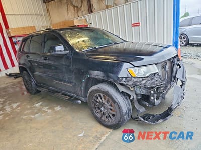 Czwarte zdjęcie samochodu z boku: 2018 JEEP GRAND CHEROKEE LAREDO VIN:1C4RJFAG7JC151775 - miniatura