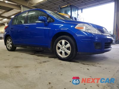 Czwarte zdjęcie samochodu z boku: 2012 NISSAN VERSA 1.8 S VIN:3N1BC1CP3CK208713 - miniatura