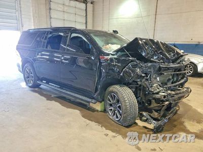 Czwarte zdjęcie samochodu z boku: 2021 CHEVROLET SUBURBAN K1500 Z71 VIN:1GNSKDKD5MR135932 - miniatura
