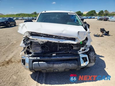 Piąte zdjęcie samochodu w środku: 2017 TOYOTA TUNDRA SR5 VIN:5TFDW5F10HX659860 - miniatura